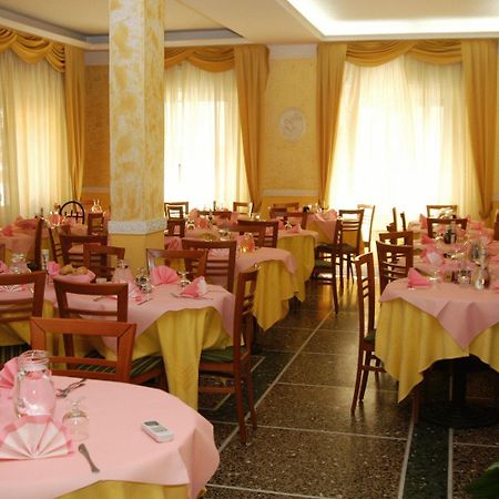 Hotel Giannella Римини Экстерьер фото